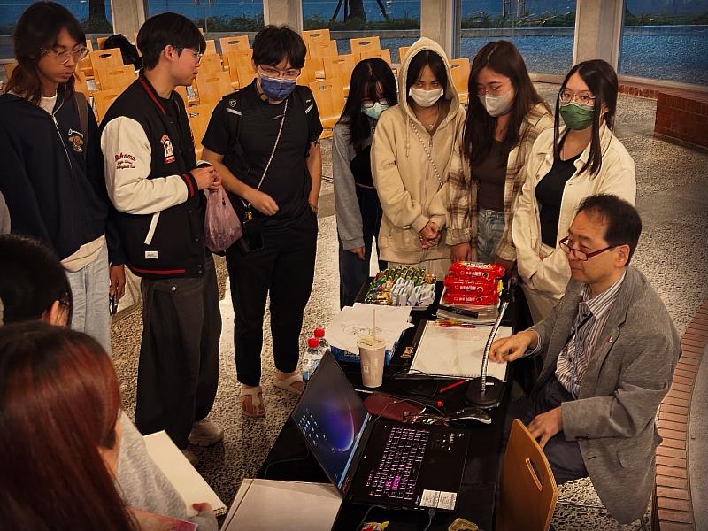 小幡公春老師與數媒系學生交流。