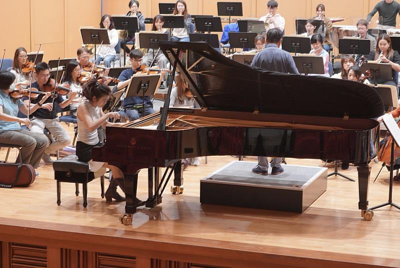 NTSO首席客席指揮水藍與駐團藝術家陳毓襄排練葛利格鋼琴協奏曲。