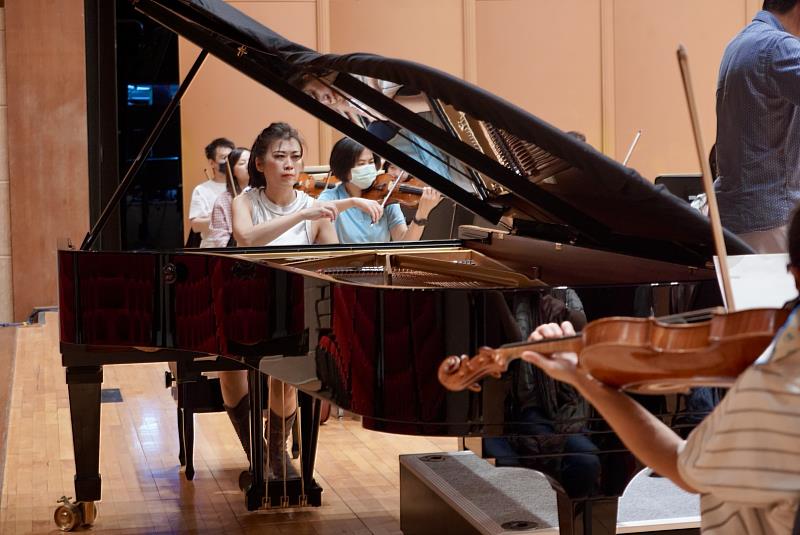 NTSO首席客席指揮水藍與駐團藝術家陳毓襄排練葛利格鋼琴協奏曲。