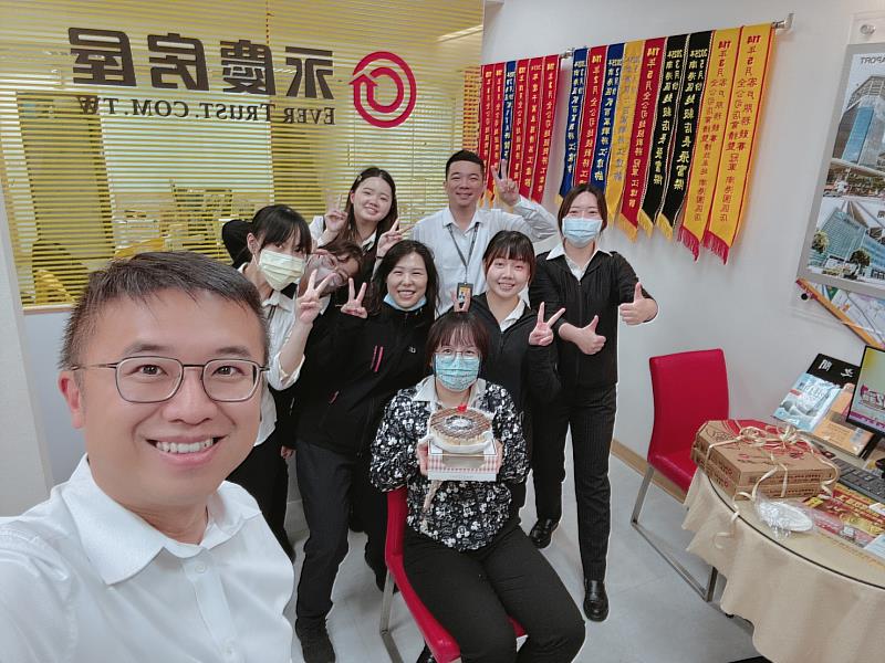 永慶房屋的一對一師徒制,新進業務人員可得到師父全方位指導,更快上手工作,建立自信心。