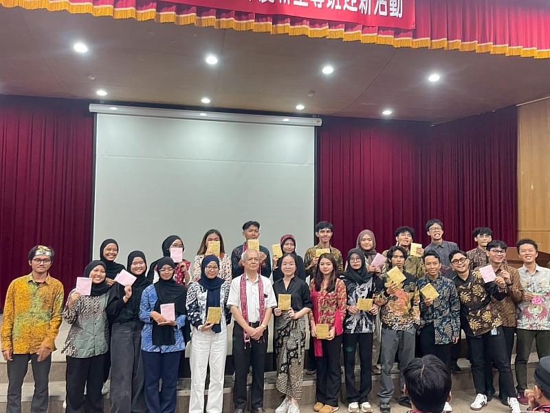 活動頒獎時刻，得獎同學與師長合影留念，分享歡樂與開心，現場氣氛溫馨熱烈。