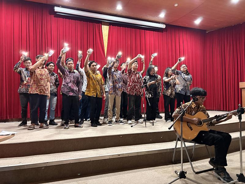 來自印尼的新生馬志學（右1）帶來自彈自唱演出，印尼新生以歌聲與燈光表演，為活動帶來溫暖與感動。
