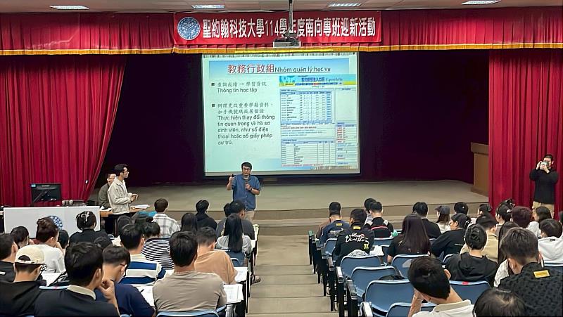 教務處何明蒼組長向新生說明選課、學籍與學習制度,提供完整指導,協助境外學生熟悉校園行政流程。
