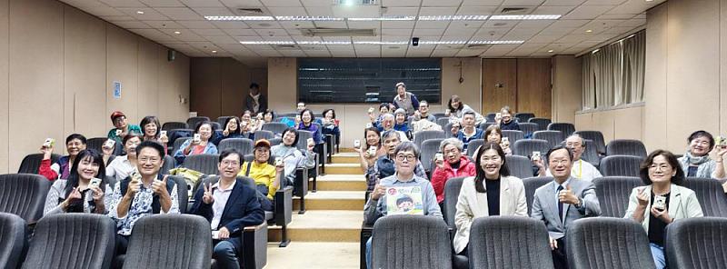 樂齡大學學員熱情參與,不僅結交新朋友,也學習多元健康觀念,上課氣氛始終活力滿滿。