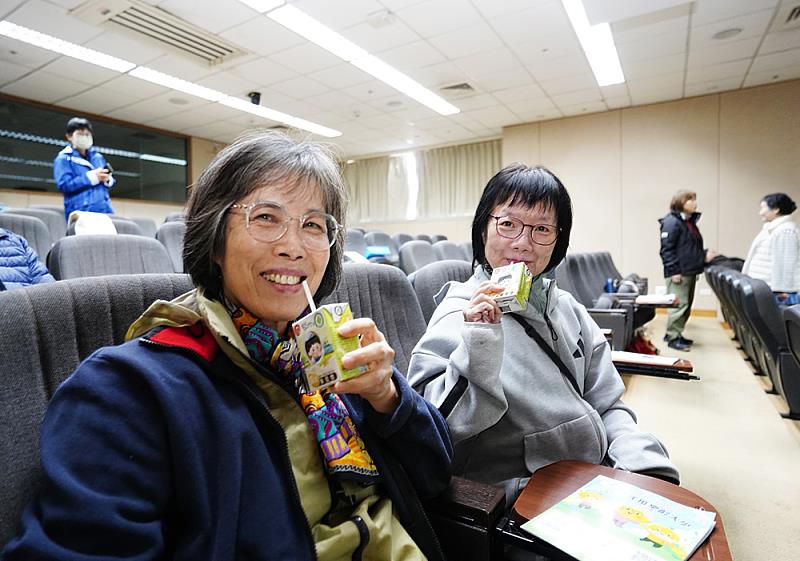 文化大學校友力挺，樂齡大學學員每堂課都可免費享用健康豆奶。