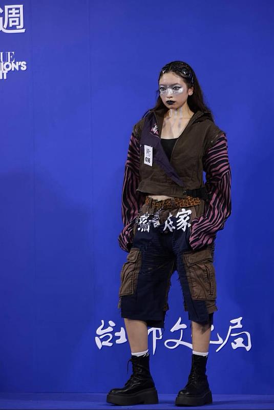時尚系一年級郭又寧首度踏上臺北時裝週伸展台，展現自信與魅力。
