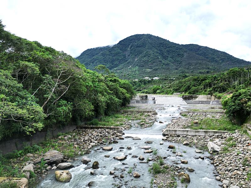調整水流方向減緩兩岸沖刷。