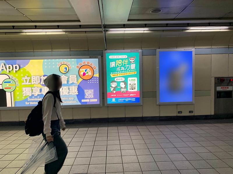 蒲公英希望基金會之推廣燈箱位於捷運西門站B1大廳層，與人流密集的轉乘區域相鄰，傳遞出「全齡陪伴、身心支持」的重要性。（台灣摩菲爾提供）