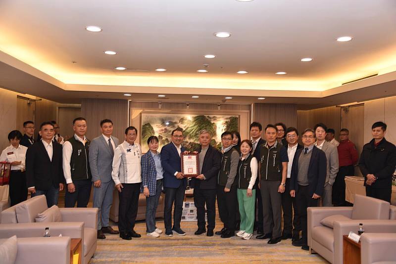 消防局長陳崇岳說明本次捐贈之生理監視器，可提供監測生命徵象，對於胸悶、胸痛疑似心肌梗塞患者執行12導程心電圖，於院前傳輸提供醫療指導醫師進行線上診斷及醫囑給藥，並可促使醫院儘早啟動心臟科團隊，縮短病人進入醫院至施行氣球擴張術的時間，提升患者康復出院率。