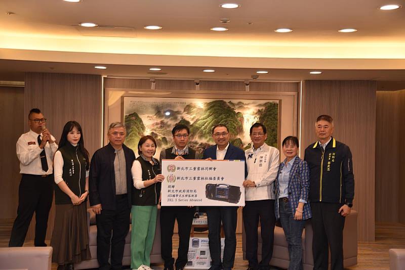 三重雲林同鄉會齊心協力服務鄉里、關懷弱勢，並積極投入各項公益活動：舉辦捐血活動、長期關懷家扶中心與弱勢兒童、推動重陽敬老、捐贈醫療器材，並聯合聖賢宮響應「新北市好日子愛心大平台」提供物資予有需要的家庭等各項公益活動。