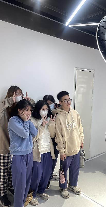 學生在拍貼機前開心合影，留下今天文化交流的青春紀念。