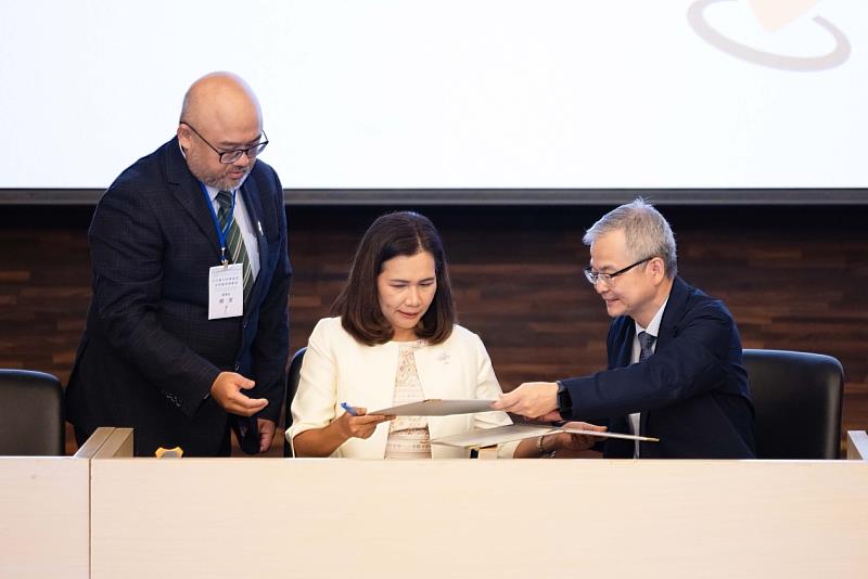 東海大學社會科學院與泰國法政大學簽署合作備忘錄。