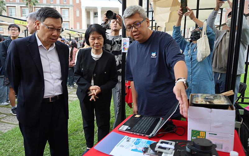 亞大校長蔡進發（左）了解資電學院所做的相關應用。