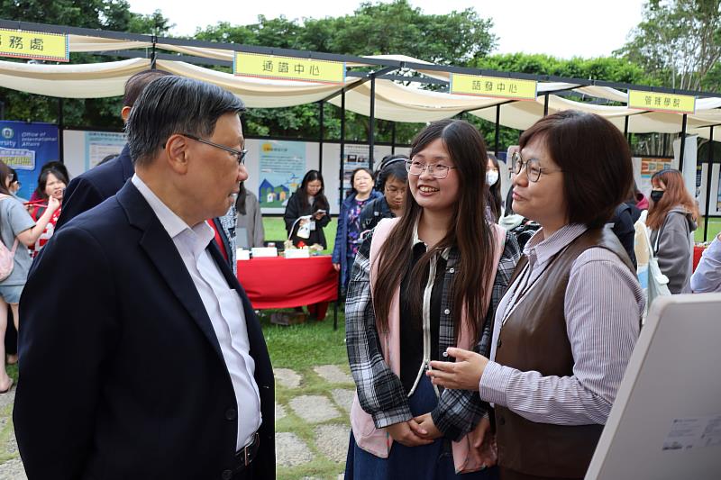 亞大校長蔡進發(左)到護理學院攤位了解同學所做的研究。