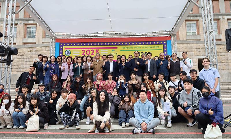 亞大「2025跨域探索博覽會」，亞大校長蔡進發（站立者右7）與亞大師生合影。