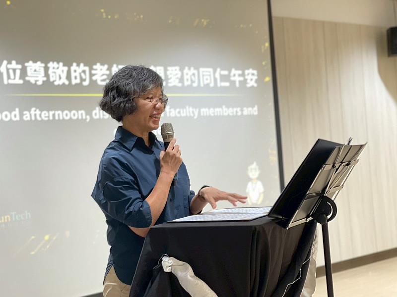 校務發展中心俞慧芸主任致詞，分享本次活動規劃理念與對教師們的感謝。