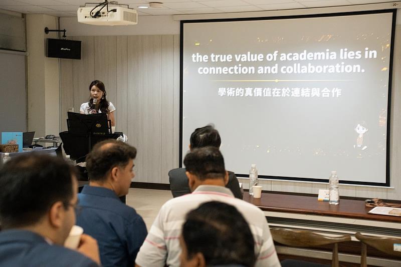 國際長葉惠菁致詞，勉勵教師們持續在研究與國際事務上發光發熱。