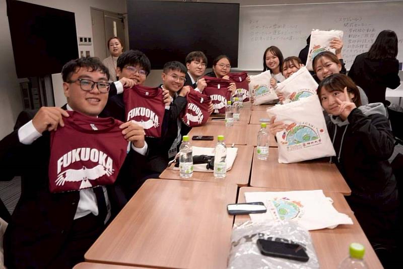 雲科大與福岡大雙方學生互相贈送交流紀念品（2025/11/18）。