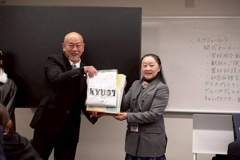 林蘭東學務長致上本校紀念衫予福岡大學學生部長築山泰典教授（2025/11/18）。