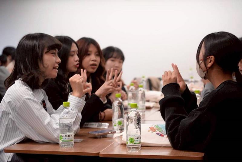 雙方學生盡情對談，進行文化衝擊交流（2025/11/18）。