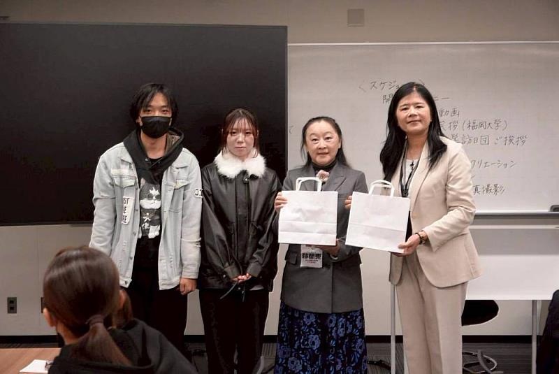 林蘭東學務長及黃貞元組長代表接受福岡大學贈送的紀念品（2025/11/18）。