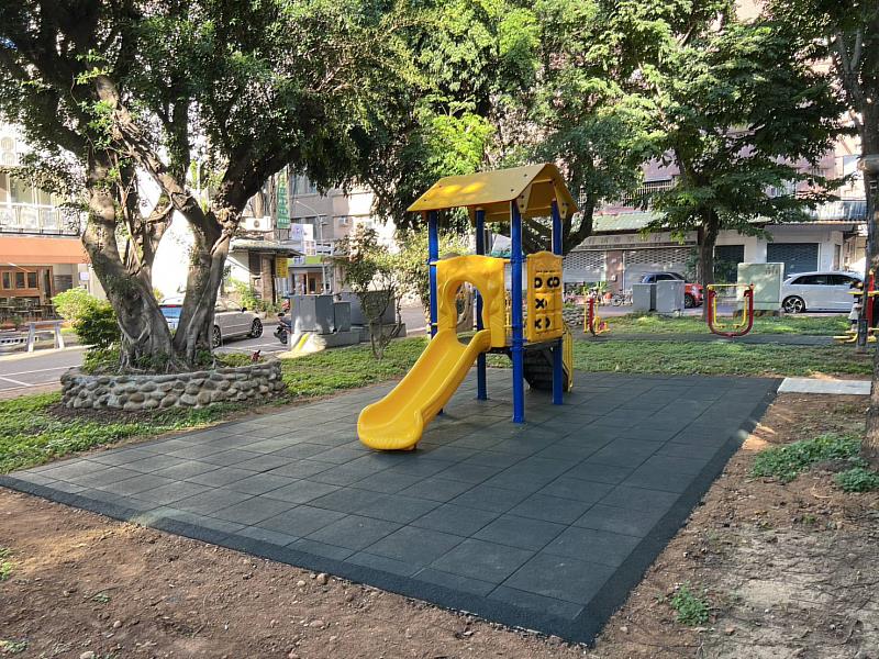 竹市金山六街公園增設遊具，打造安全友善親子環境。