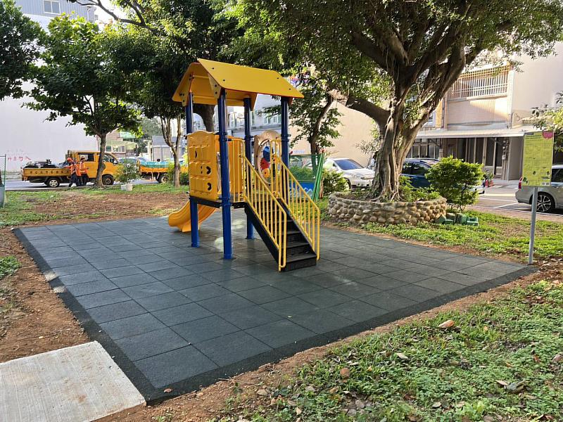 竹市金山六街公園增設遊具，打造安全友善親子環境。