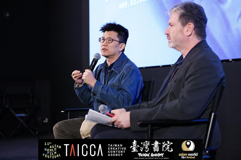 《由島至島》導演廖克發於映後座談分享紀錄片創作歷程。