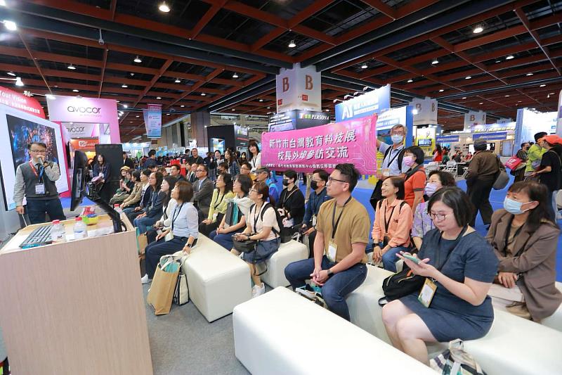 新竹市育賢國中教師蘇漢哲進行「魔幻數學」課堂，全市校長至現場給予支持。