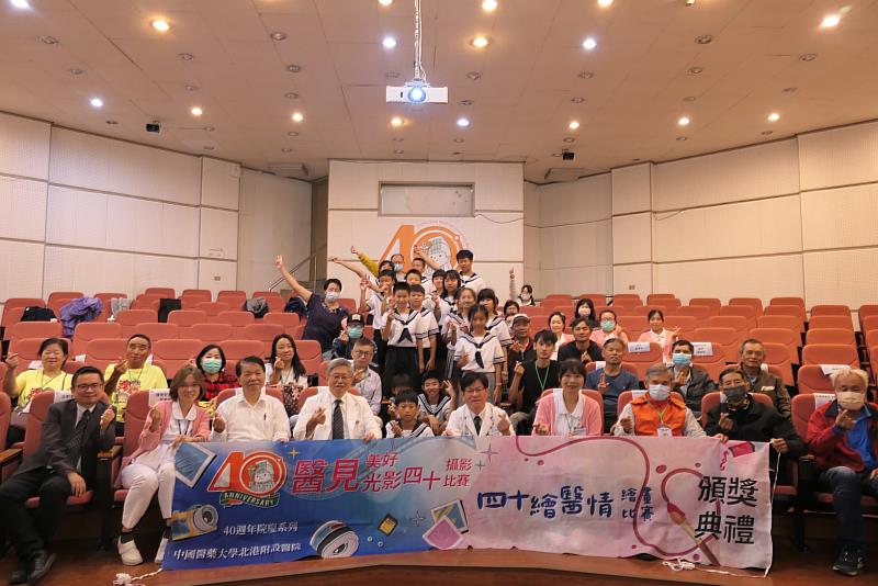 北港媽祖醫院舉辦攝影與繪畫兩項比賽獲獎人合影。