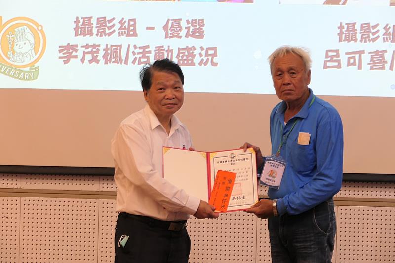 林榮生副院長（左）頒獎予獲獎人。