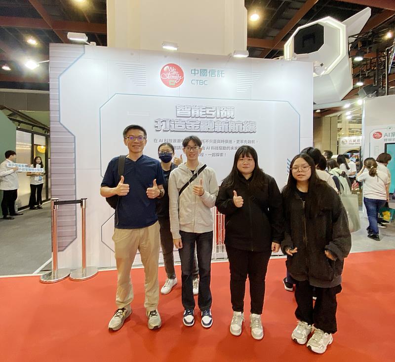 南華大學財金系廖永熙主任（左1）帶領學生參訪國際金融博覽會，掌握金融新趨勢接軌產業。