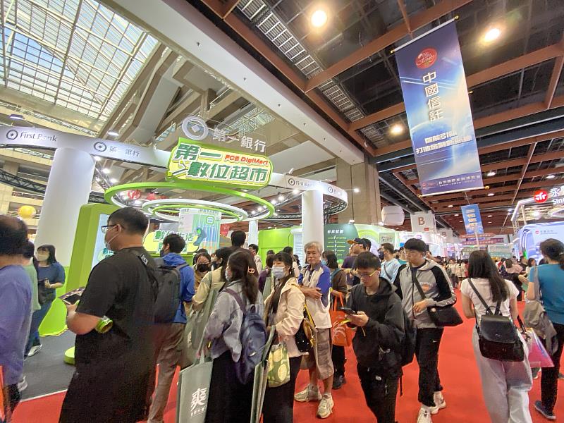 南華大學財金系廖永熙主任帶領學生參訪國際金融博覽會，掌握金融新趨勢接軌產業。