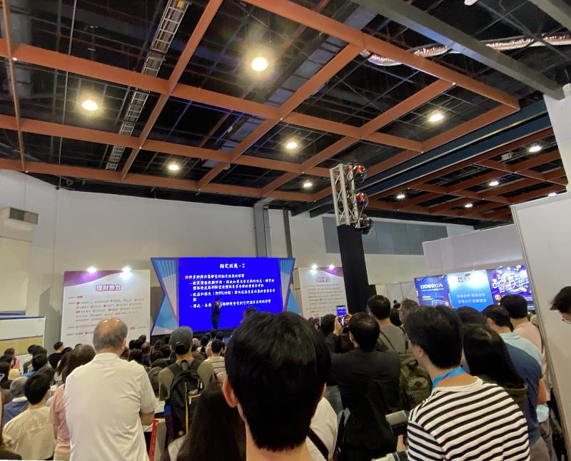 南華大學財金系廖永熙主任帶領學生參訪國際金融博覽會，聆聽專業人士發表演講。