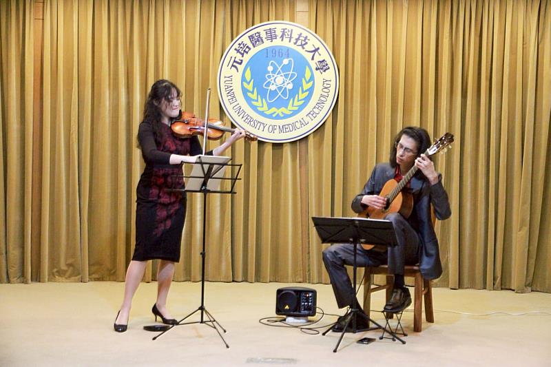 國際吉他演奏家劉士堉與小提琴家黃詠雩帶來多首二重奏作品，展現高度默契。
