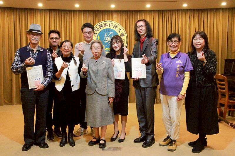 元培蔡雅賢董董事長（左3）與出席藝術中心特展開幕音樂會演出者及貴賓合影，表達歡迎與感謝。