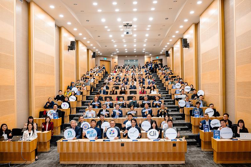 百工百業AI務列車暨數位政府AI解決方案媒合會啟動大會合照。