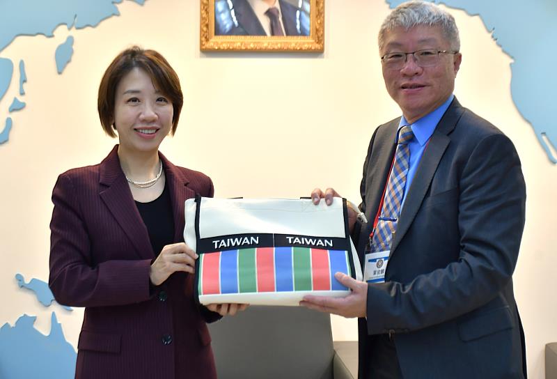 李姸慧致贈紀念品予葉俊麟。