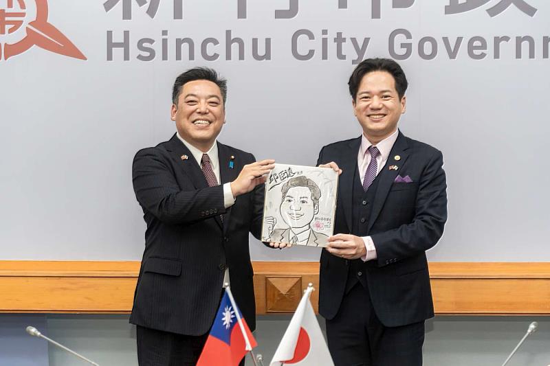 北村團長回贈邱代理市長專屬Q版似顏繪。