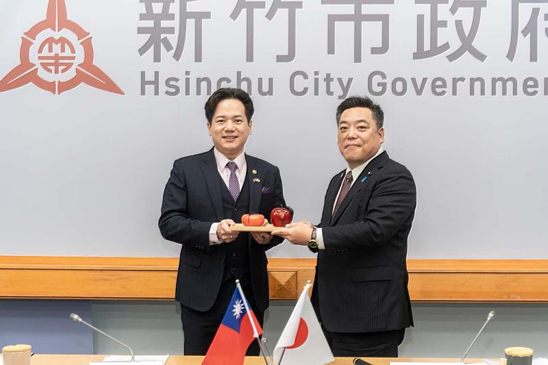 邱臣遠代理市長會後致贈北村大助團長竹市特色玻璃藝品「一柿蘋安」。