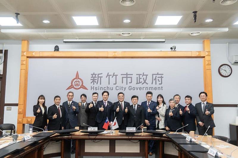 日本石川縣野野市市議會拜會竹市府，雙方成員大合影。