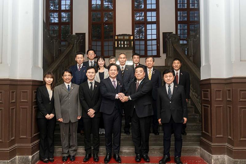 日本石川縣野野市市議會拜會竹市府，雙方成員大合影。