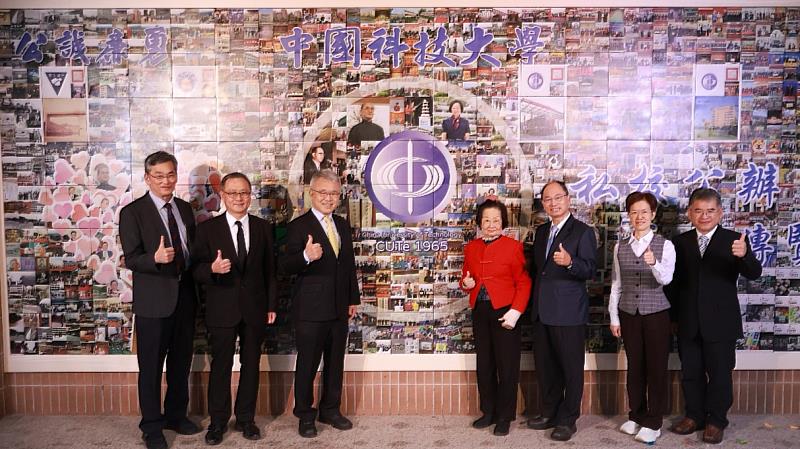 建校60週年影像陶板牆揭幕儀式，由右至左分別為臺鐵員訓處謝武昌處長、臺鐵胡雅芳專委、臺鐵林竣曜專委、中國科大上官永欽董事長、陳振遠校長、廖憲文資深副校長及張劍平副校長。（照片/校方提供）