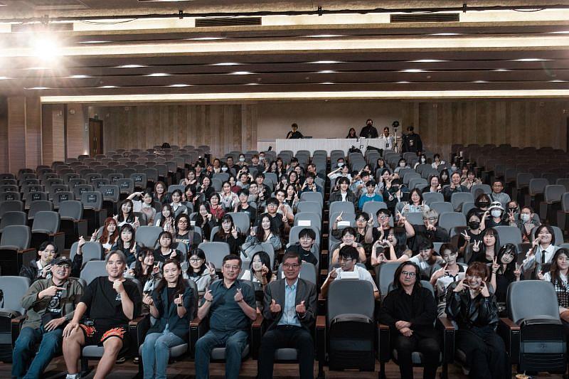 南臺科技大學「2025南臺獅吼流行音樂大賽」決賽現場。圖為副校長王振乾教授(左5)蒞臨現場致詞,鼓勵新世代音樂人才,為活動揭開序幕。