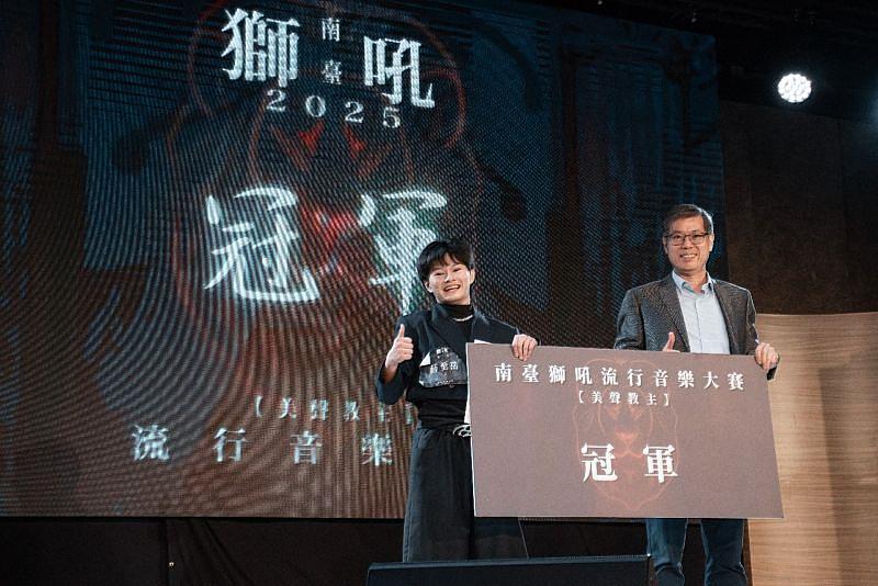 南臺科大南臺獅吼流行音樂大賽頒獎現場。圖為副校長王振乾教授（右）頒第1名薛至岳（樹德家商）獎座，肯定其優秀的舞台表現。