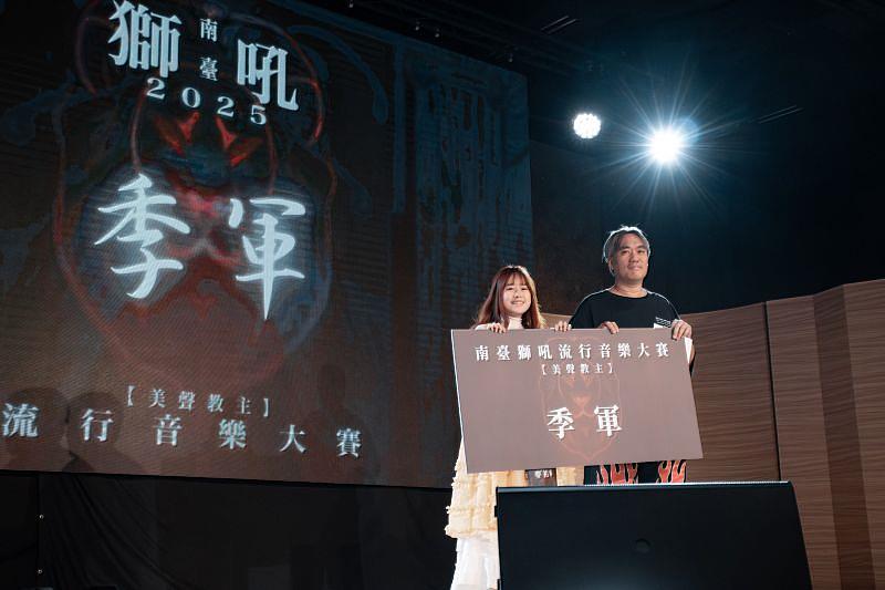 南臺科大「南臺獅吼流行音樂大賽」頒獎現場。圖為金曲獎常勝軍、音樂製作人維恭.魯那登(吳蒙惠)老師(右)頒發第3名麥祐寧(光華高中)獎座,展現流音系的金曲師資陣容。