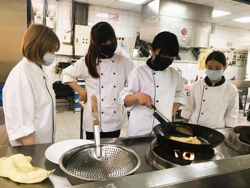 中信科大餐飲與健康養生系學生練習毛豆料理「毛豆鮮蝦春捲」。（圖/中信科大提供）