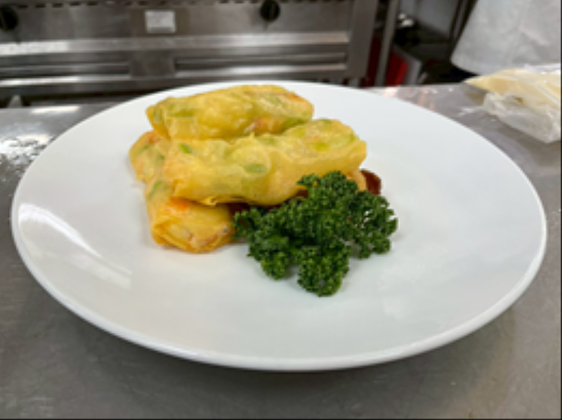 中信科大餐飲與健康養生系料理「毛豆鮮蝦春捲」。（圖/中信科大提供）