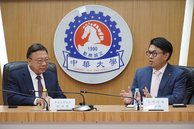 中華大學校長劉維琪（左）與美唄市市長桜井恒（右）親切交流，分享10年合作成果，並展望未來深化學生實習與文化互動的計畫。