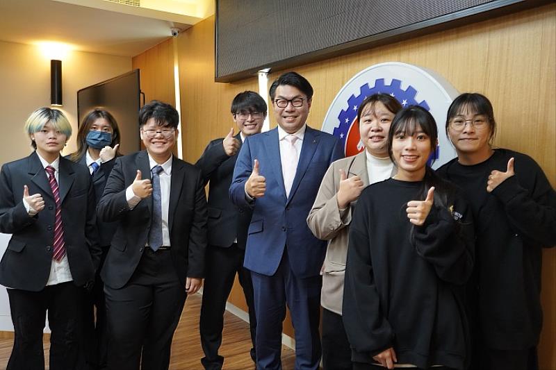 美唄市市長桜井恒與中華大學學生合影,包含今年完成美唄市實習的同學(左),以及3位即將於明年前往實習的同學(右),象徵台日交流薪火相傳,情誼持續深化。